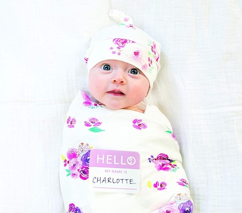 מארז Hello World - סט כובע, חיתול במבוק ותג שם - פרחוני