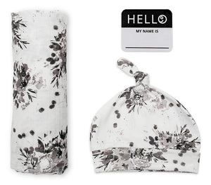 מארז Hello World - סט כובע, חיתול במבוק ותג שם - פרחים שחורים