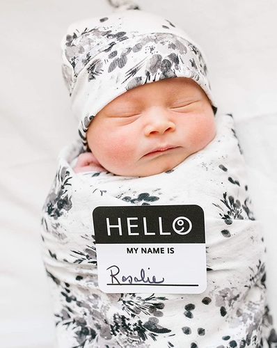 מארז Hello World - סט כובע, חיתול במבוק ותג שם - פרחים שחורים