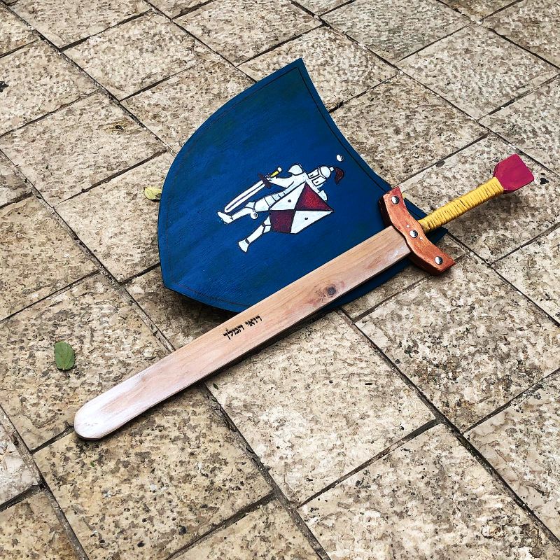 חרב ומגן מעץ עם שם הילד 44002