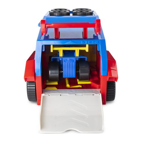 משאית שינוע רכבים עם רמפת כניסה ויציאה צדדית נשלפת ודלת אחורית נפתחת, כולל מכונית ספורט עם צ'ייס