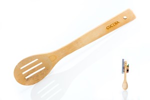 כף עץ עגולה מחוררת 