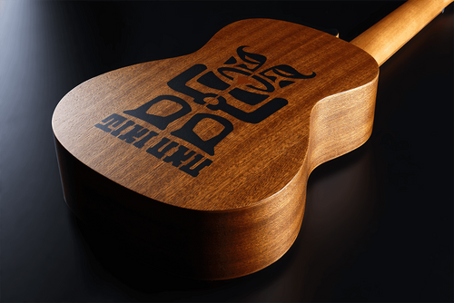 זוית נוספת Lag Guitars TIKI UKU 8 TKU8C TIKI UKU 10 CONCERT