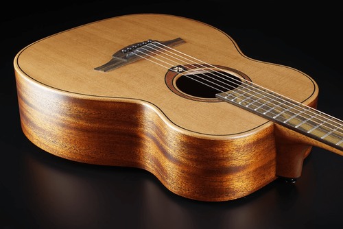 זוית נוספת Lag Guitars TRAMONTANE TRAVEL RED CEDAR ELECTRO