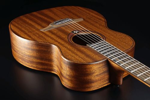 זוית נוספת Lag Guitars TRAVEL-KAE ACOUSTIC TRAVEL GITARR WITH MICROPHONE SYSTEM