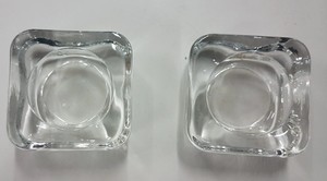זוג פמוטים שטוח בקופסה שקופה