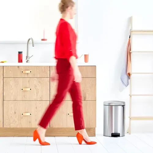פח ברבנטיה 20 ליטר Brabantia ניקל מוברש מתוך קולקציית פחי אשפה לשירותים (תמונת אווירה) - שילוב מושלם בין נוחות שימוש יומיומית לסטייל נקי