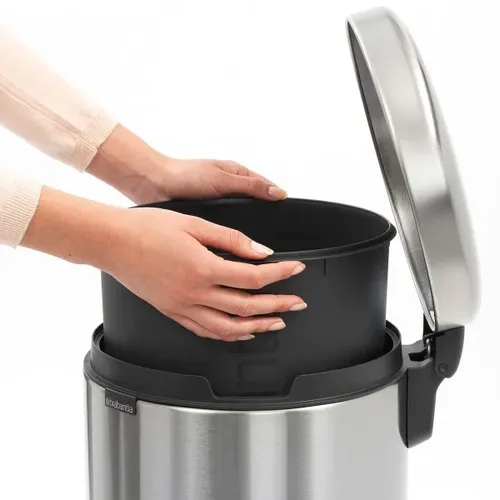 פח ברבנטיה 20 ליטר Brabantia ניקל מוברש מתוך קולקציית פחי אשפה לשירותים (מבט נוסף) - פתרון פונקציונלי ואסתטי לארגון הבית