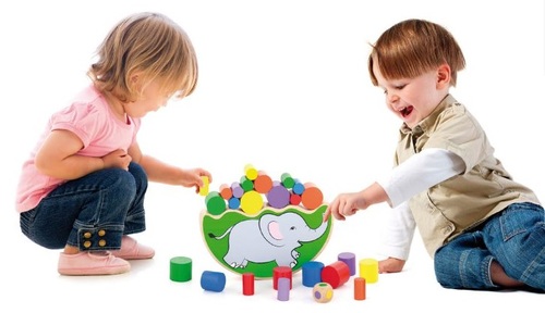 משחק איזון גלילים על פיל מעץ מלא