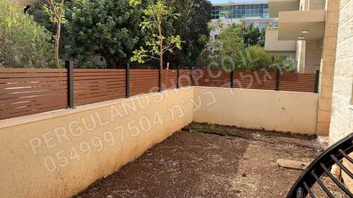 עמוד חכם מאסיבי מאד לגדר מאלומיניום להתקנת גדר בהתקנה עצמית .