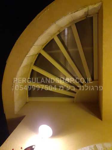 פרגולות אלומיניום מדגם : קירוי פרגולת בטון בשלדת אלומיניום עם הכנות לתאורת לד וכיסוי פלסטי דמוי זכוכית