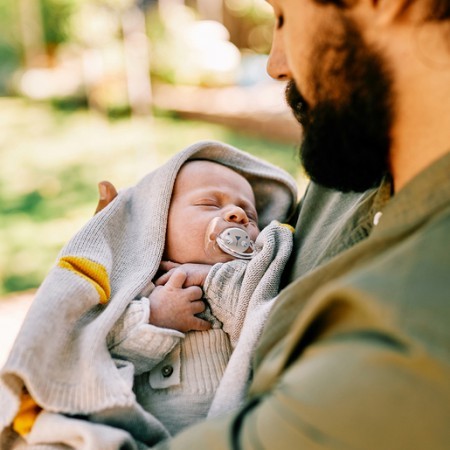 מוצץ סיליקון סימטרי 18+ חודשים מסדרת Hygge Baby - ארנב אפור