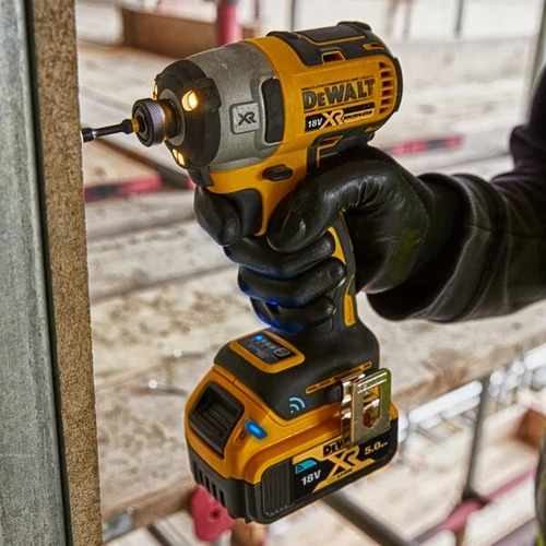 מברגת אימפקט נטענת בראשלס + 2 סוללות DeWALT DCF888P2T BL 18V BLUETOOTH 5Ah