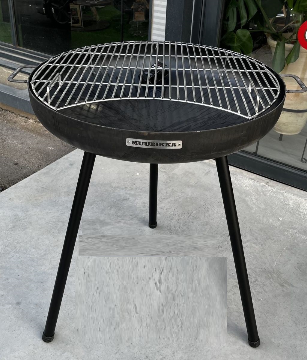 גריל פחמים מיוחד על רגליים גבוהות