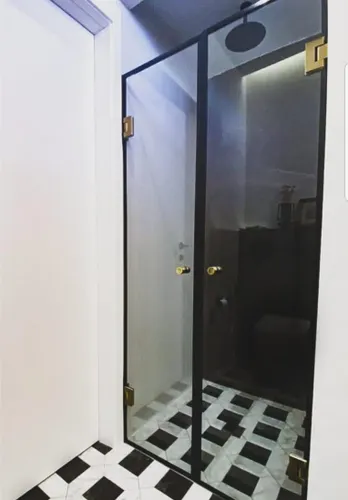 מקלחון חזית שטרן דגם פריז מותקן על אגנית, עם דלתות זכוכית מחוסמת וצירים ניקל מבריק.