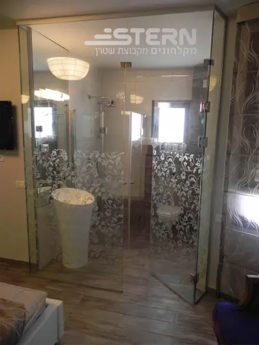 מסטר בד-רום 10 מבית שטרן מקלחונים בסגנון מותאם לאדריכלים.