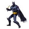 בובת אספנות 18 ס"מ של באטמן בחליפה עתידנית ניצבת על סטנד, כולל כלי נשק - לנוער ולאספנים 