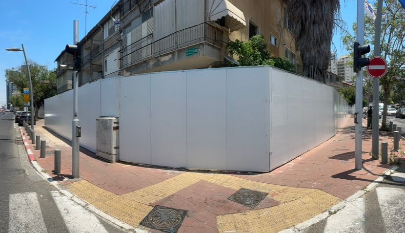 התקנת גדר בטיחות לפני הריסת בניין 