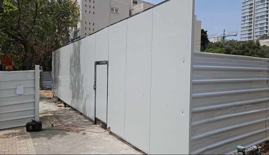 גדר איסכורית + גדר פנל + דלת פשפש 