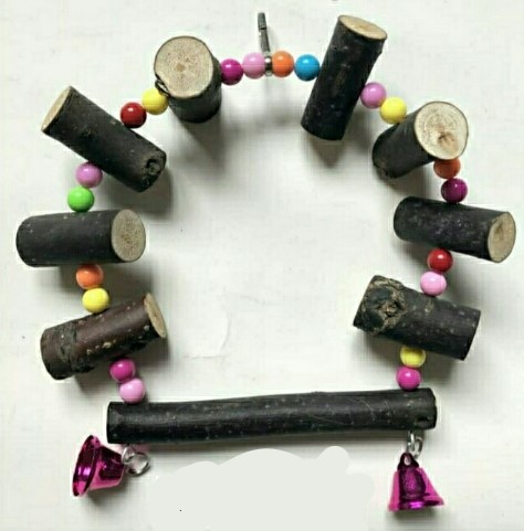 נדנדת עץ עם חרוזים לתוכים