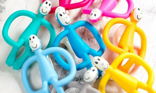 נשכן קופיף עם מברשת שיניים הראשונה מסיליקון רפואי - אדום