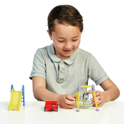 גן שעשועים הכולל מגלשה, נדנדה ועגלה עם דמות בלואי מסדרת הילדים האוסטרלית 