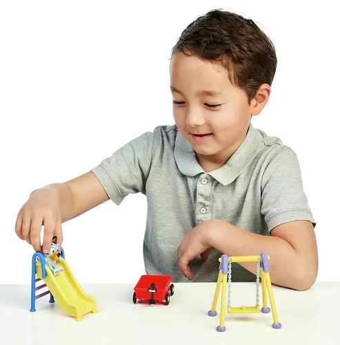 גן שעשועים הכולל מגלשה, נדנדה ועגלה עם דמות בלואי מסדרת הילדים האוסטרלית 