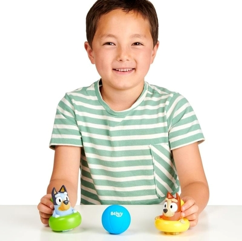 סט משחקי אמבט הכולל כדור רך ושתי דמויות של בלואי ובינגו בגלגלי ים משפריצים מים 