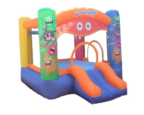 מתנפח לחצר הבית עם ארבעה עמודים, סל, רשת היקפית ומגלשה, כולל מפוח ותיק אחסון - מפלצות שמחות