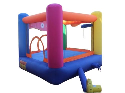 מתנפח לחצר הבית עם ארבעה עמודים, סל, רשת היקפית ומגלשה, כולל מפוח ותיק אחסון - מפלצות שמחות