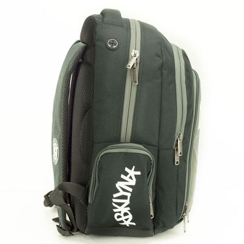 תיק גב NBA בנפח 30 ליטר בצבע אפור כהה עם כיתוב BKN - BROOKLYN NETS