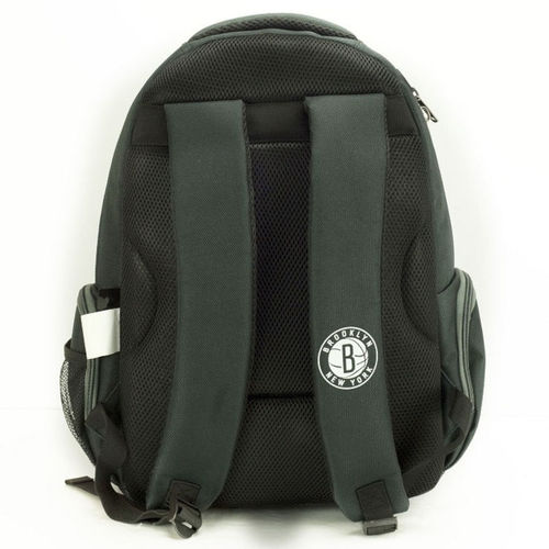 תיק גב NBA בנפח 30 ליטר בצבע אפור כהה עם כיתוב BKN - BROOKLYN NETS