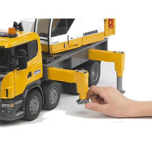 משאית סקניה עם מנוף ליבר ועם אור וצליל 03570 – BRUDER