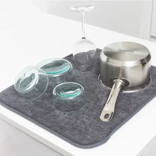 משטח לייבוש כלים מיקרופייבר Brabantia אפור כהה מתוך קולקציית מתקן לייבוש כלים (בסביבה מעוצבת) - עשוי מחומרים עמידים בפני לחות וחלודה לאורך זמן