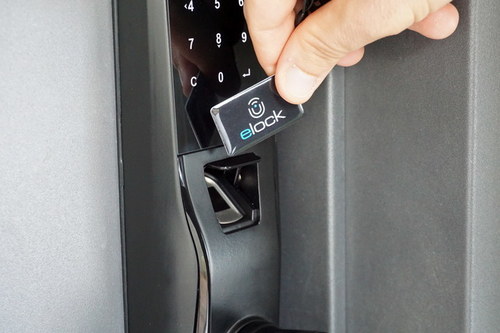 מנעול לדלת עם טביעת אצבע וקודן elock פרימיום