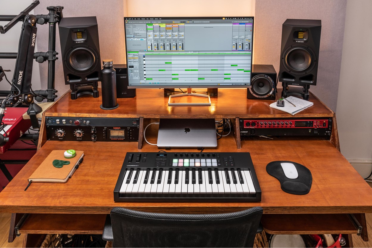 novation launchkey mk4 37 lifestyle 01