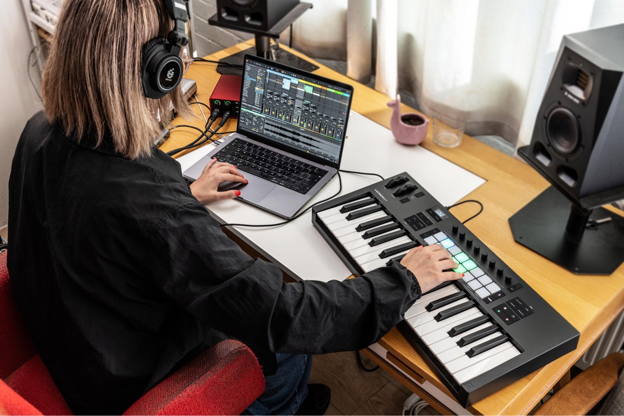 novation launchkey mk4 37 lifestyle 02