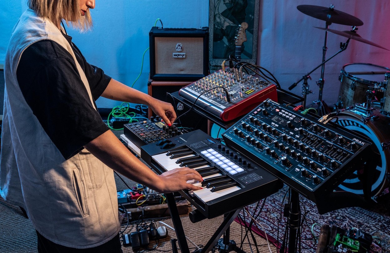 novation launchkey mk4 25 lifestyle 01