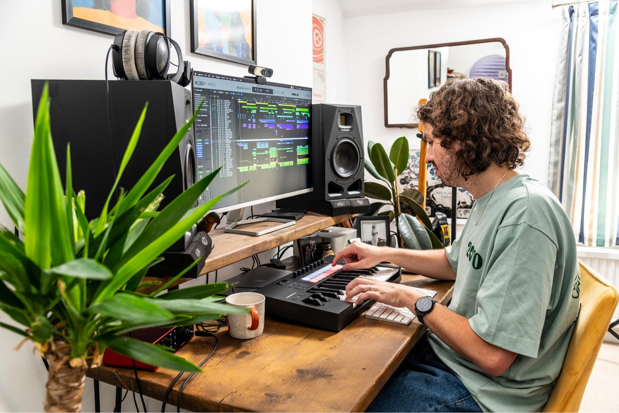 novation launchkey mk4 25 lifestyle 02