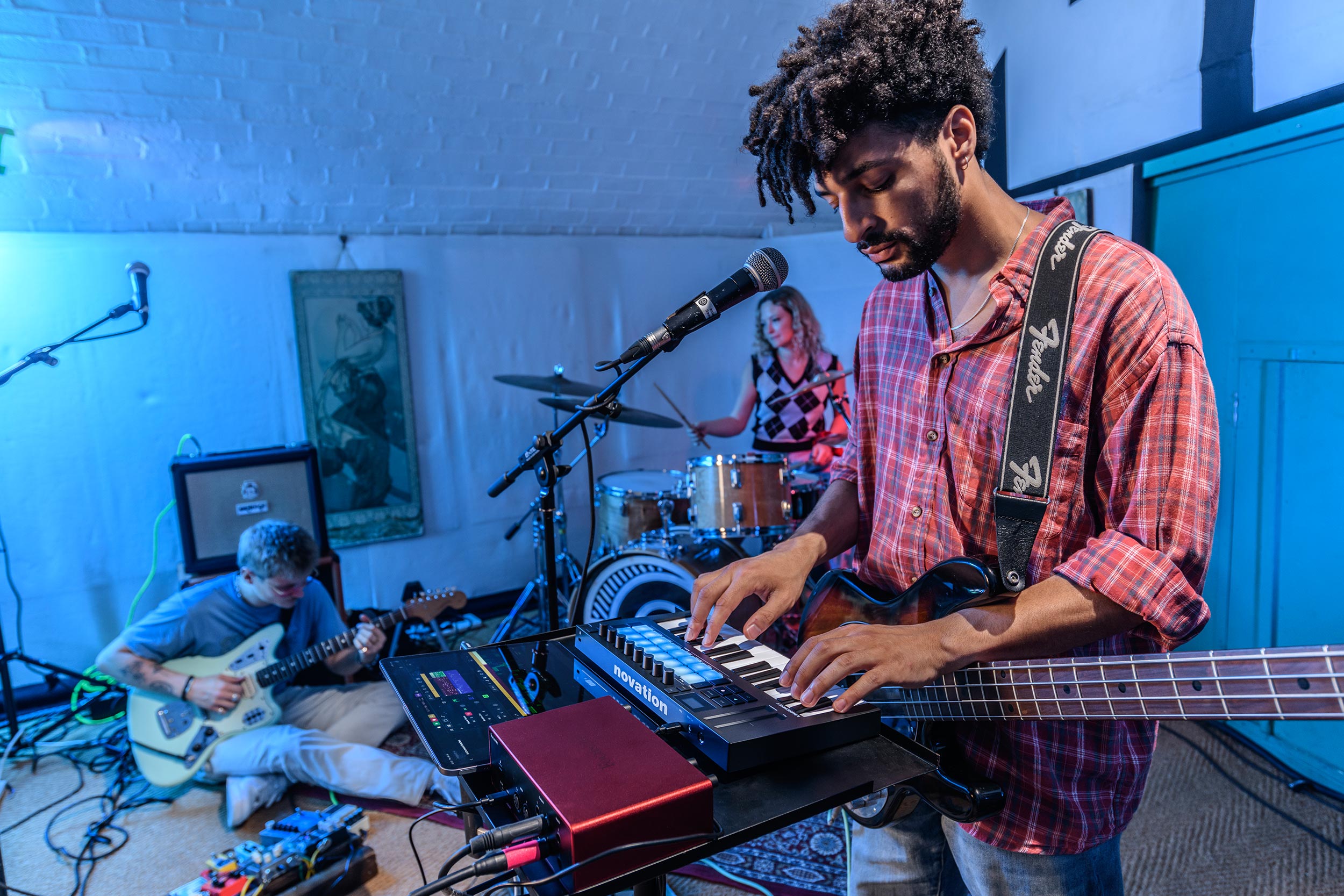 novation launchkey mk4 mini25 lifestyle 01