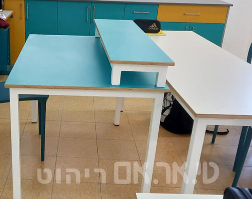 שולחן מורה הכולל מדף בגוון ירוק קריבי