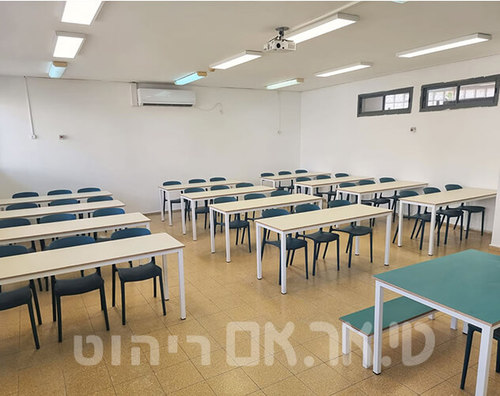 שולחנות מעבדה מלבניים עם פלטה בירץ בגוון שקד בהיר