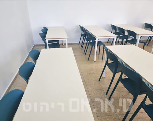 שולחנות מעבדה לצד כסאות דגם מלודי