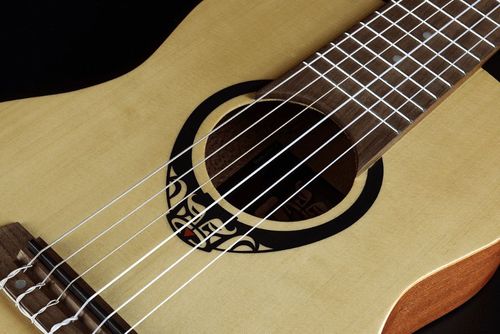 זוית נוספת TIKI UKU MINI GUITAR ACOUSTIC ELECTRIC TKT150E