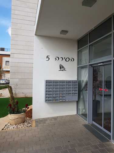 שלט רחוב ומספר לבניין קומות (התאמה לפי דרישה)