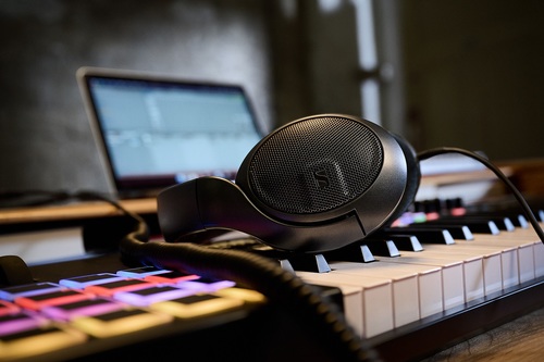אוזניות SENNHHEISER HD 400 PRO Sennheiser