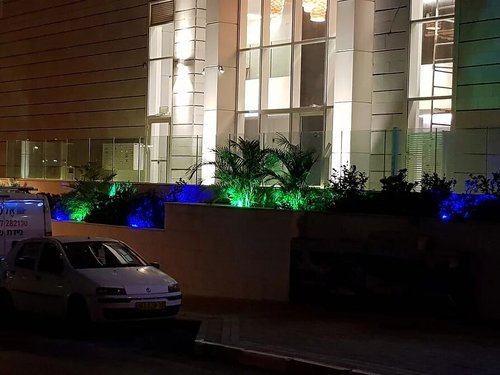 תאורת גינה לחזית בנין - נתניה