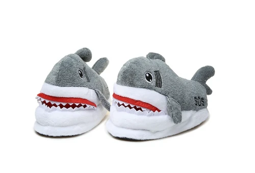  נעלי בית לחורף בעיצוב כריש Shark נותן ביס