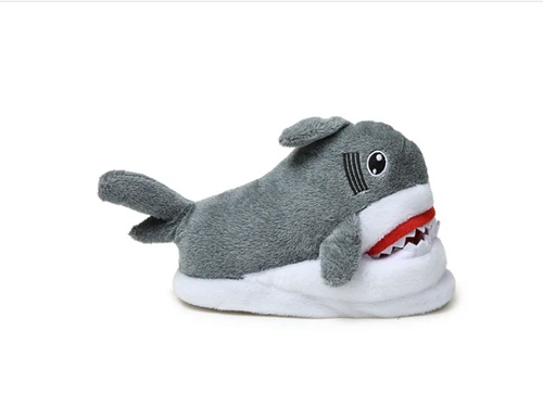  נעלי בית לחורף בעיצוב כריש Shark נותן ביס