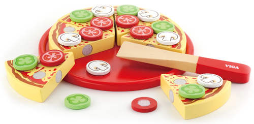 פיצה על מגש עם תוספות וכף הגשה מעץ